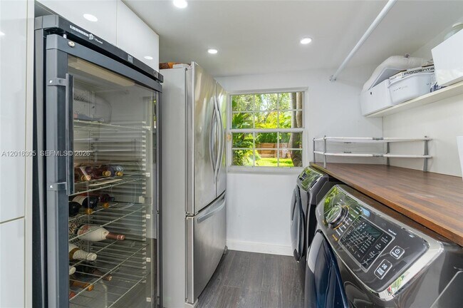 Foto del edificio - Douglas Road, Miami, FL 33133 - 4 BR 3 BA single-family home