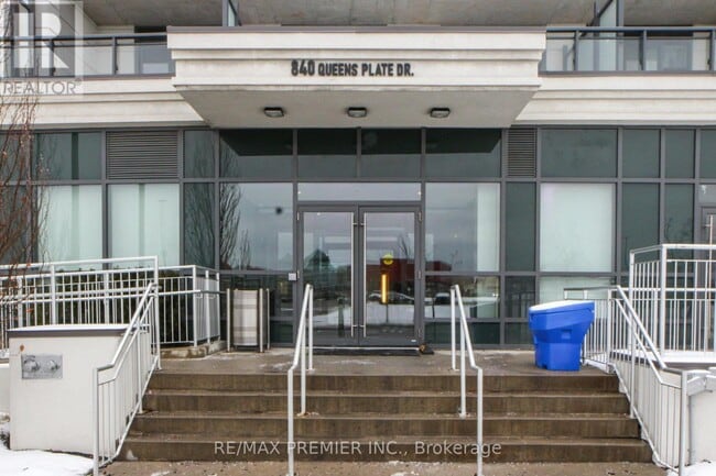 Building Photo - 840 Queens Plate Dr