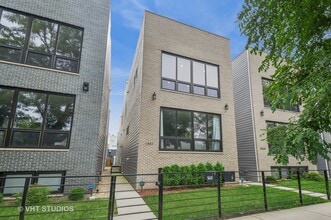 Building Photo - 1441 N California Ave