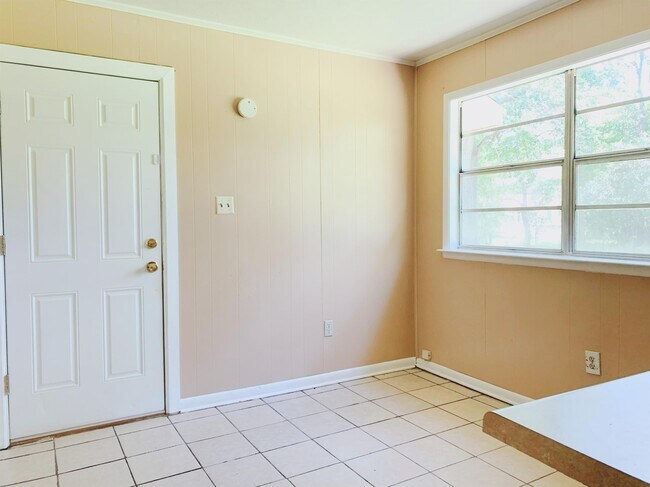 Building Photo - 2624 Ridgeway Dr