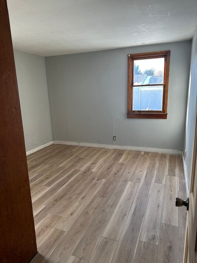Building Photo - 3 bedroom 1 bath home