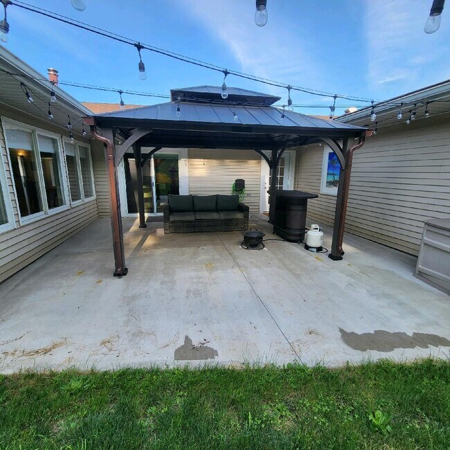 Covered back patio - 630 Curran Rd