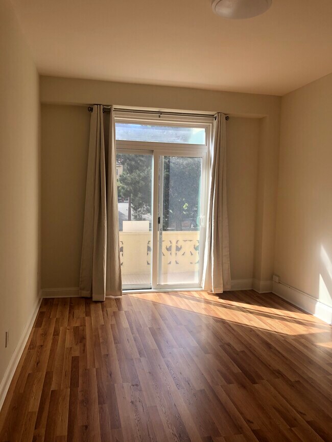 Bedroom with balcony - 730 Washington St