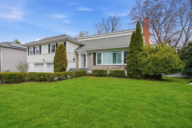 Photo - 221 Mamaroneck Rd House