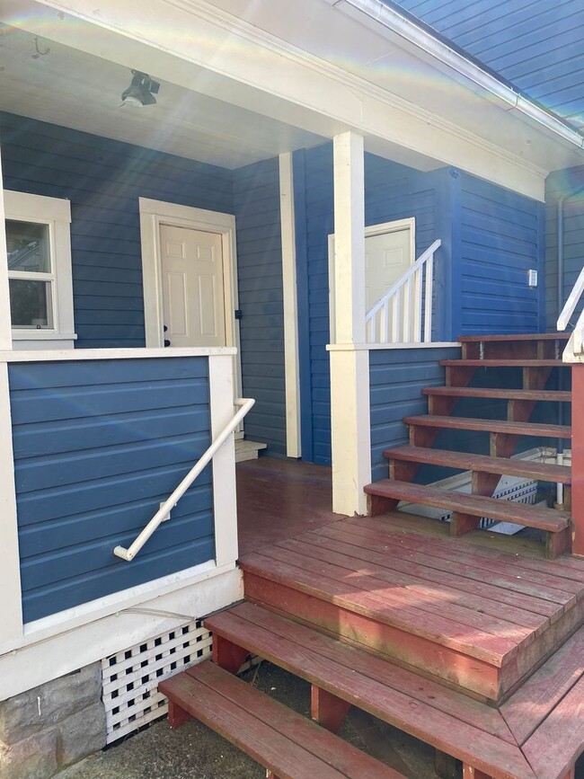 Building Photo - 2 Bedroom/ 1 Bath Unit- Available August 1...