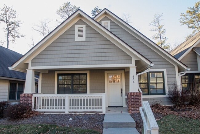 Foto del edificio - Townhouse right in Black Mountain available March 15.