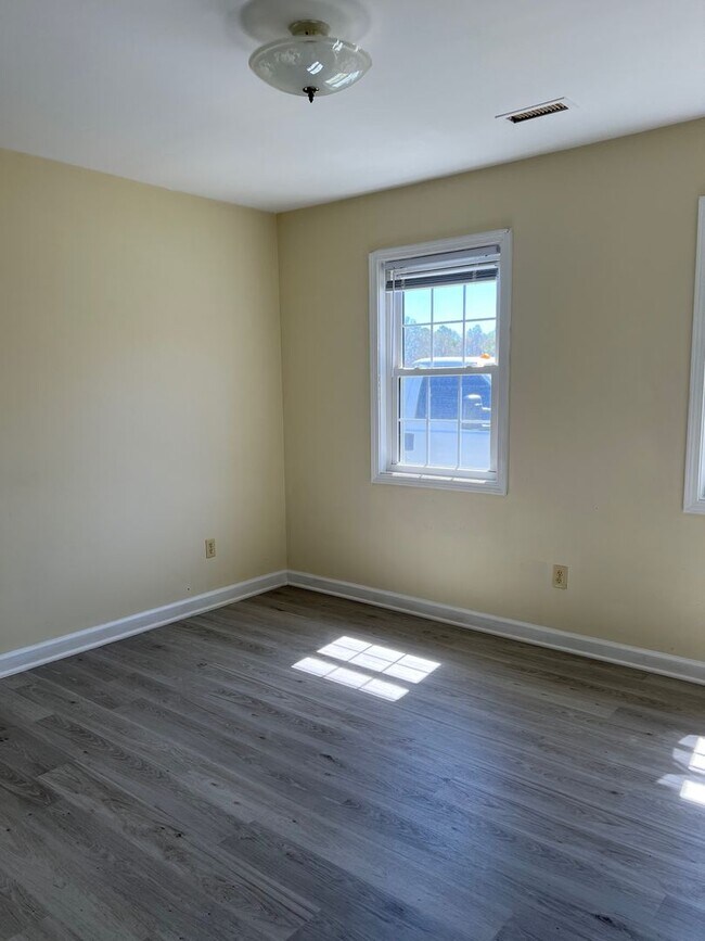Building Photo - Two bedroom, 1 bath Apartment in Burlingto...