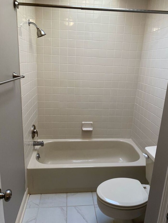 Building Photo - 2/2 Townhome Centrally Located in Donaldson