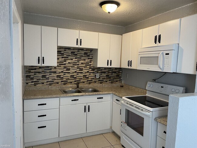 Foto del edificio - 3 br, 1 bath House - 918 NW 24th Ave