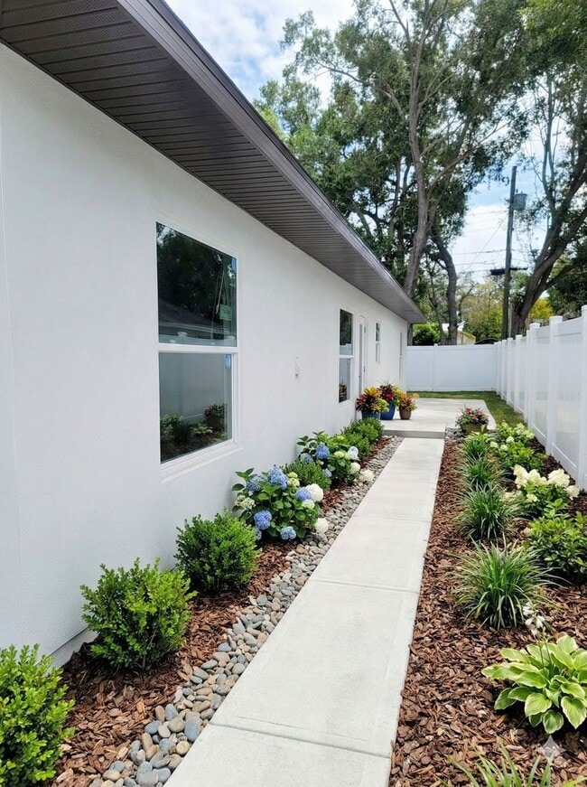 Foto del edificio - ? Charming 2 Bedroom, 2 Bathroom Dunedin Triplex – Prime Location! Coming Soon