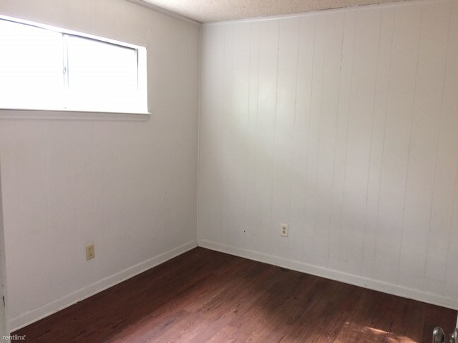 Building Photo - 2 br, 1 bath 4plex - 4009 College Main St D