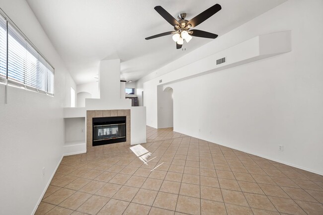 Foto del edificio - 8080 N Tackroom Ln