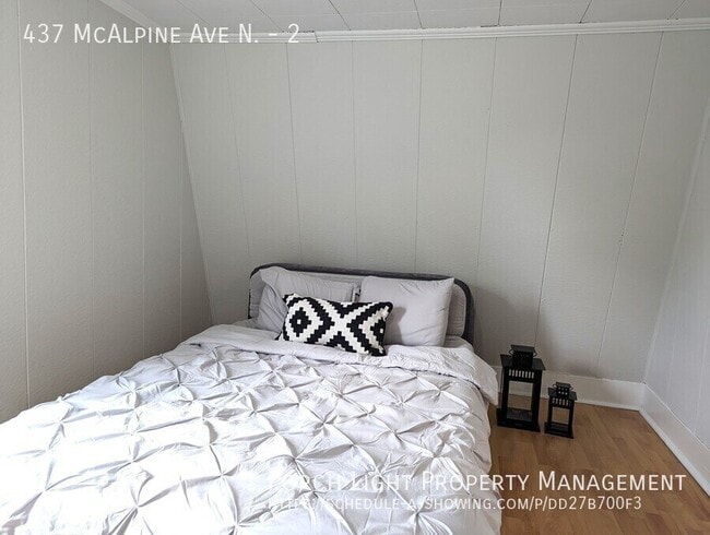 Building Photo - New Kitchen. New Bathroom. Private Laundry. So Cute!