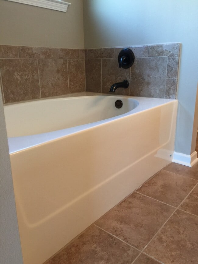 Foto del edificio - New Lake Front Home in Magnolia Lakes off ...