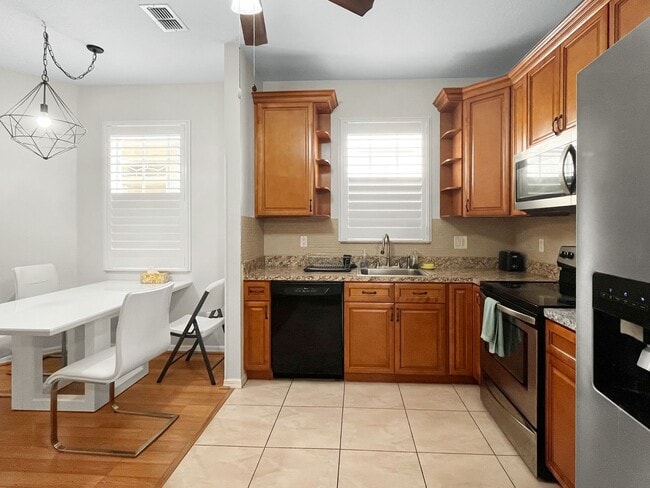 Building Photo - Spacious 4-Bedroom Townhome with Lake Views in Desirable Willow Lake Community