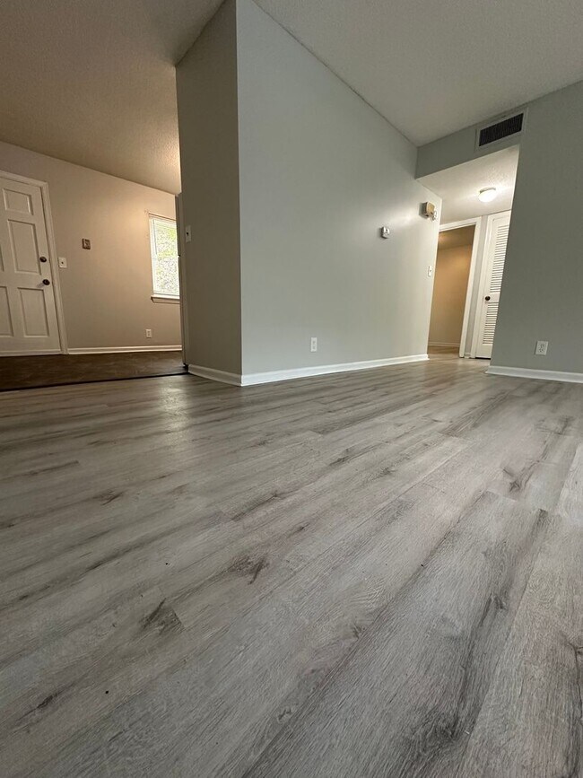 Foto del edificio - 3340 Pinewood Ave