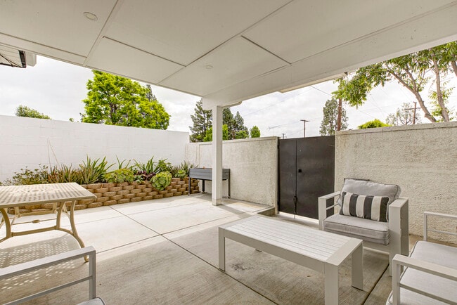 Building Photo - 16615 Los Alimos St