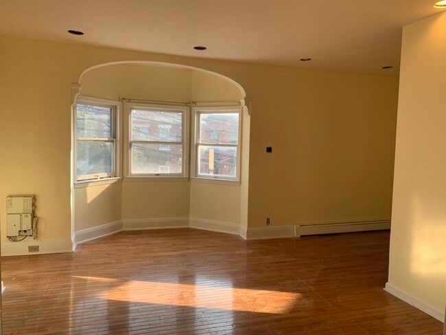 Building Photo - 4 Bedroom 2 Bath Duplex! Journal Square!