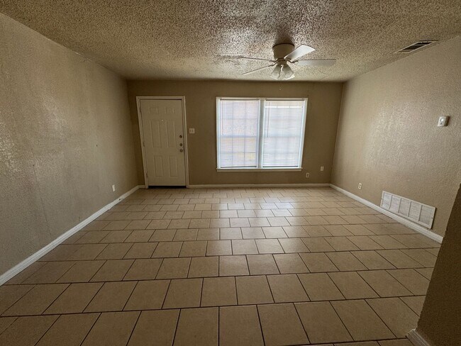 Foto del edificio - 912-912 Williamson Dr