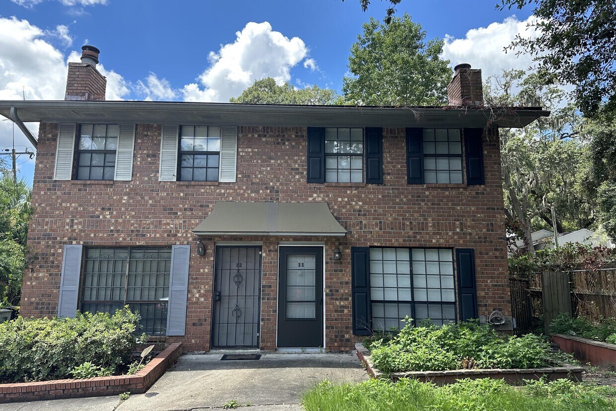 Primary Photo - 2220 E Victory Dr