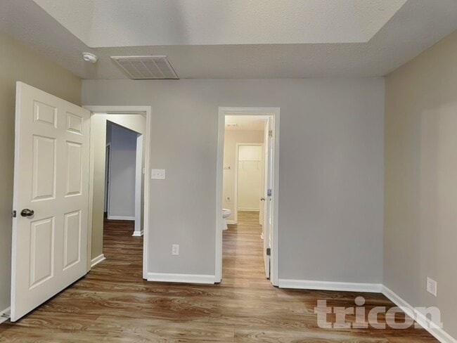 Foto del edificio - 5050 Elizabeth Rd