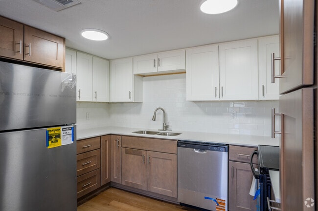 3BR, 2BA - 973SF - Kitchen - Hidden Grove Apartments