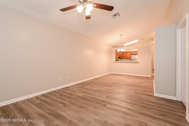 Foto del edificio - 12595 Ashmore Green Dr N