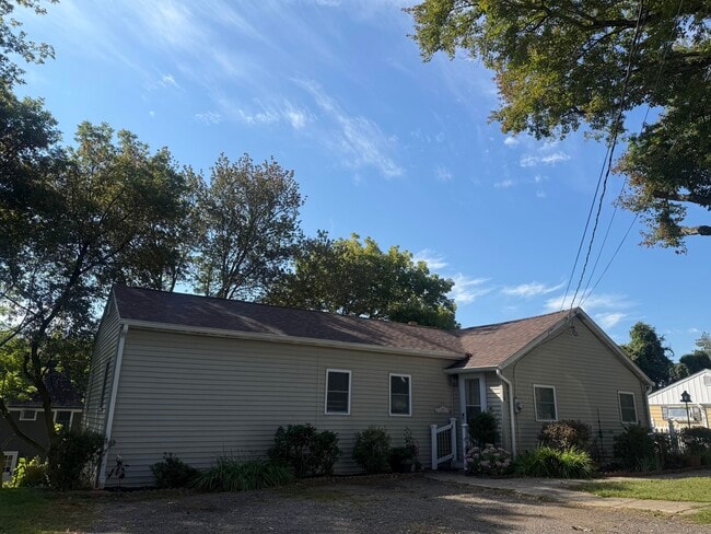 Building Photo - 18 Pine St