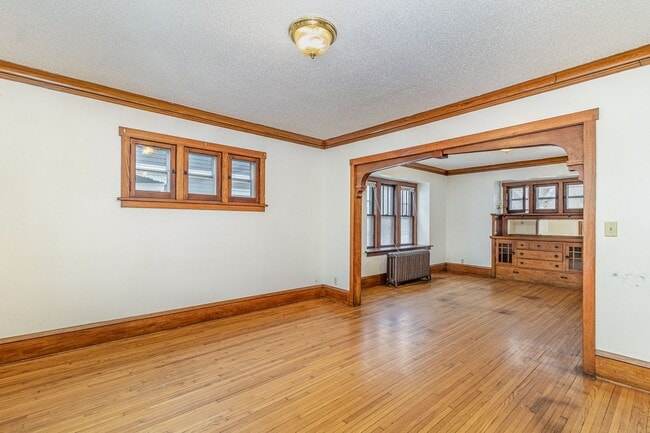Building Photo - 3 Bed | 1 Bath in Heart of St. Paul
