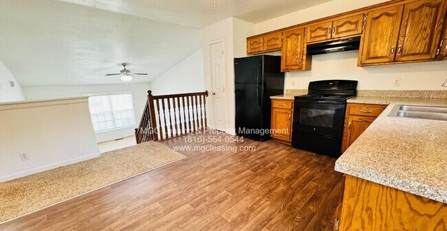 Building Photo - 3 bedroom Duplex with unique floor plan for rent in the Northland