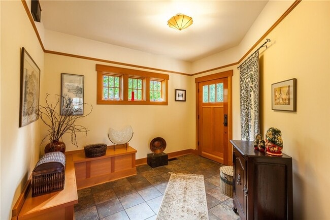 Building Photo - Meticulously designed Craftsman in North Beach with private beach access.