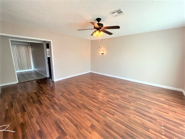 Building Photo - Rehabbed Downtown Henderson Home