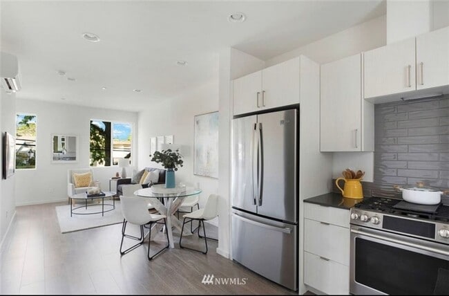 Building Photo - $500 Off 1 mo rent!  Perfect Blend of Live...