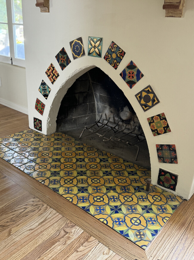 Original decorative feature - 1033 E San Jose Ave