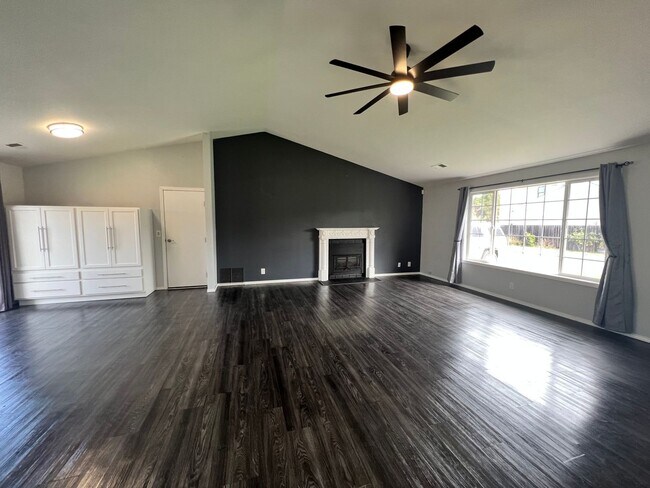 Foto del edificio - 3 bedroom, 2 bath single level home in Mckinleyville with Double Car Garage!