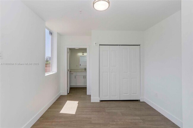 Foto del edificio - 1620 NW 18th St