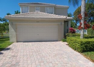 Building Photo - 4000 Pine Ridge Ln