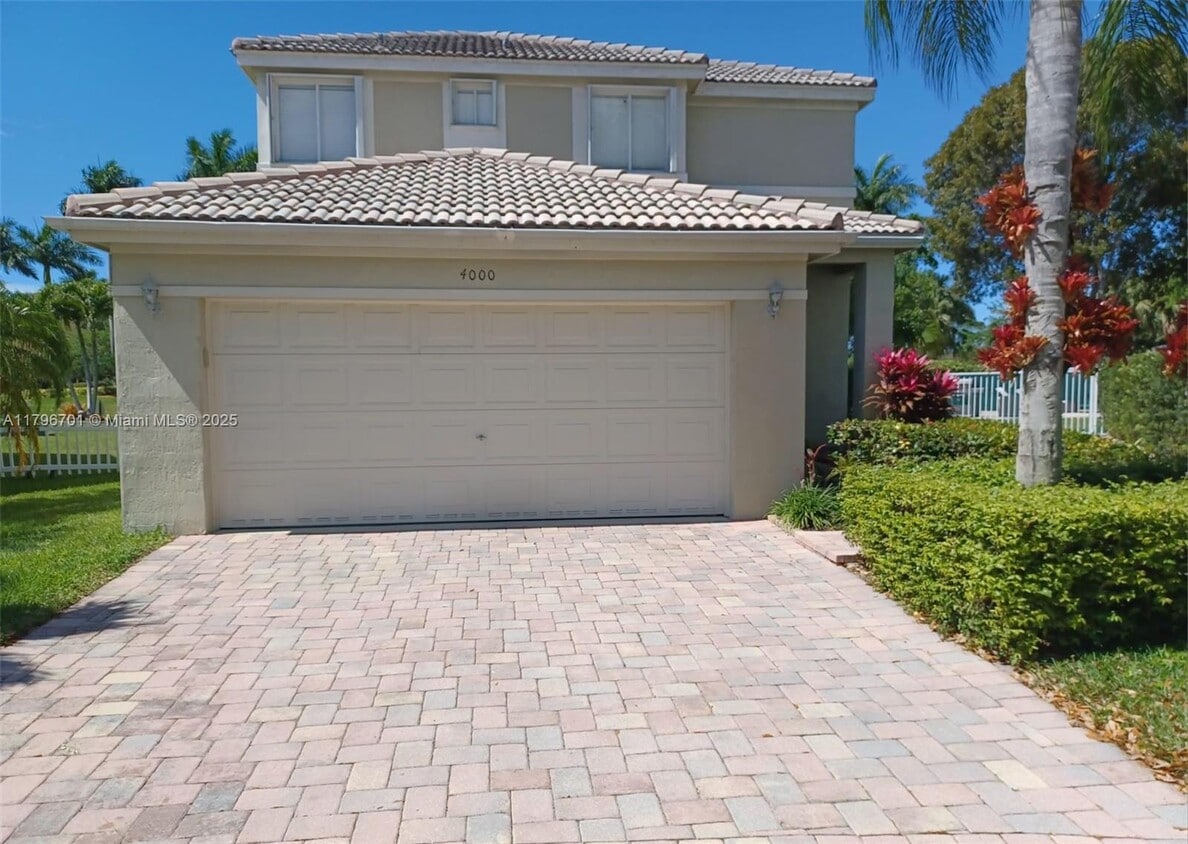 Foto principal - 4000 Pine Ridge Ln