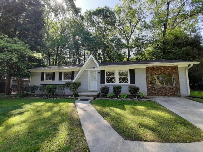 Estilo rancho clásico con espacios abiertos y comodidades modernas. - 2955 Fantasy Ln