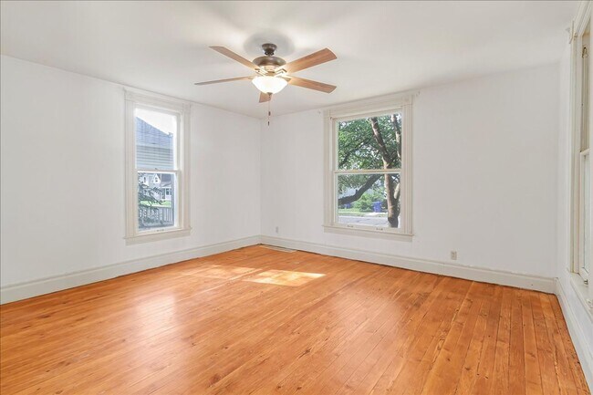 Foto del edificio - Spacious Updated Cottage