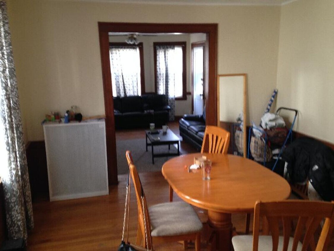 Building Photo - Updated 3 bed in Oak square