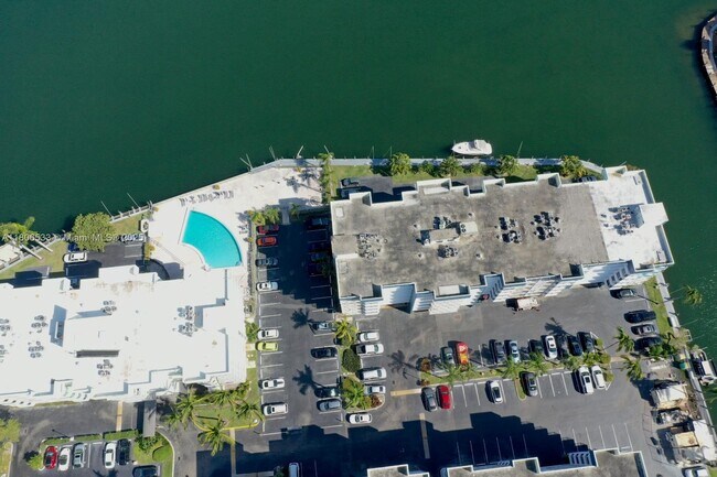 Foto del edificio - 16570 NE 26th Ave