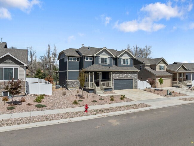 Foto del edificio - Spacious 4-Bedroom Home with Private Backy...