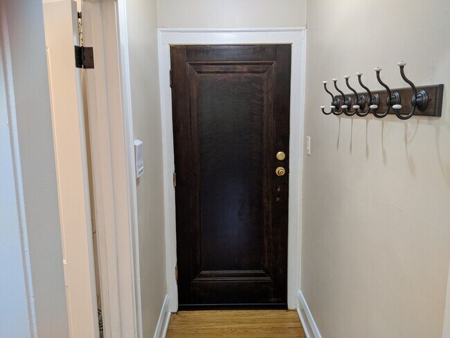 Building Photo - 716 Reba Pl