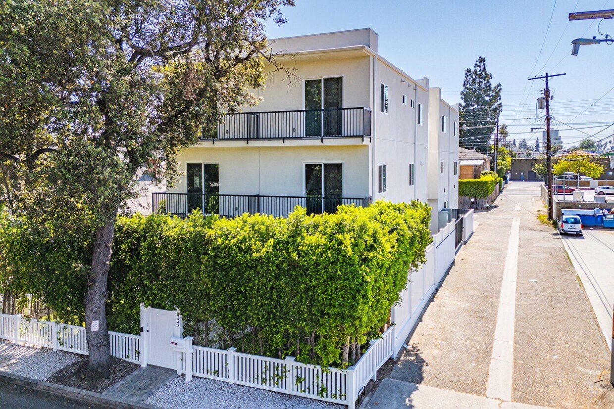 Primary Photo - 4445 Auckland Ave
