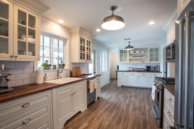 Foto del edificio - 4211 E Whitton Ave