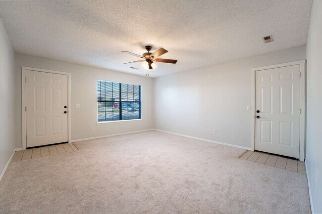 Foto del edificio - "Charming 2-Bed, 2-Bath Duplex with Granite Touches on Samantha Street!"