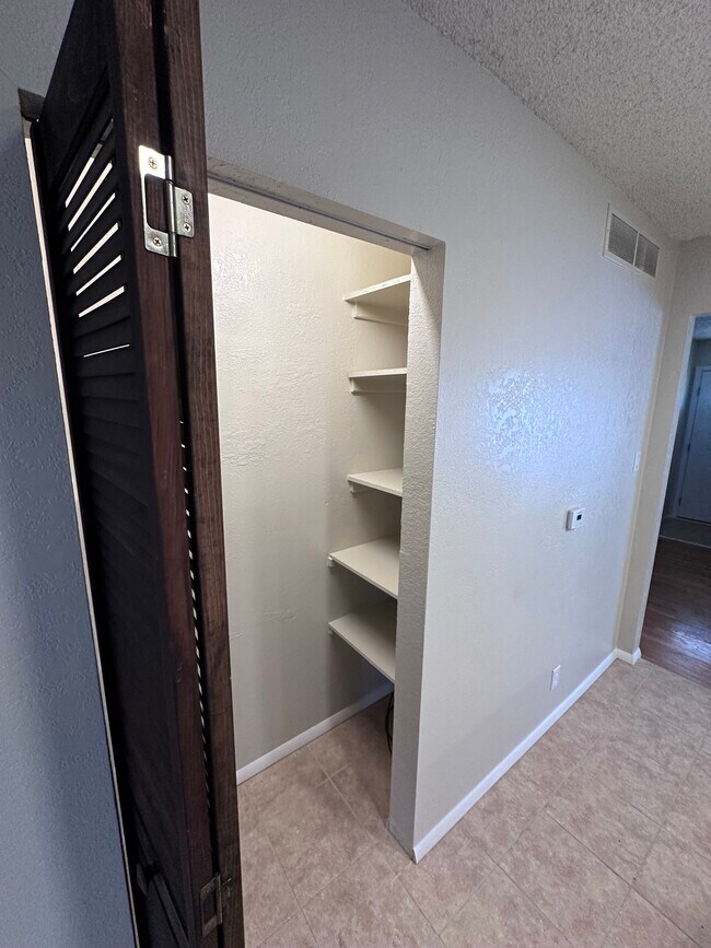 Foto del edificio - 2348 Hall Ave