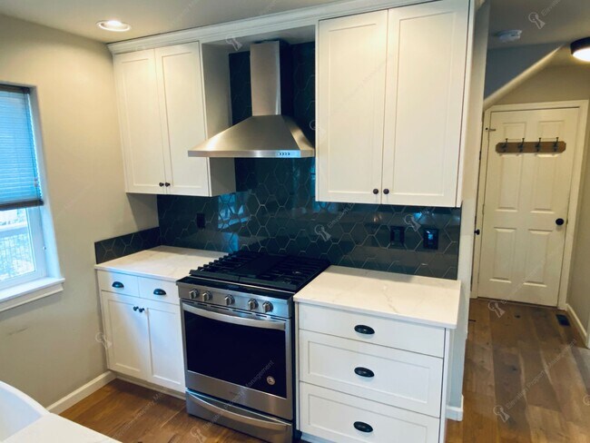 Foto del edificio - Desirable Modern & Charming Westside 2BR -...