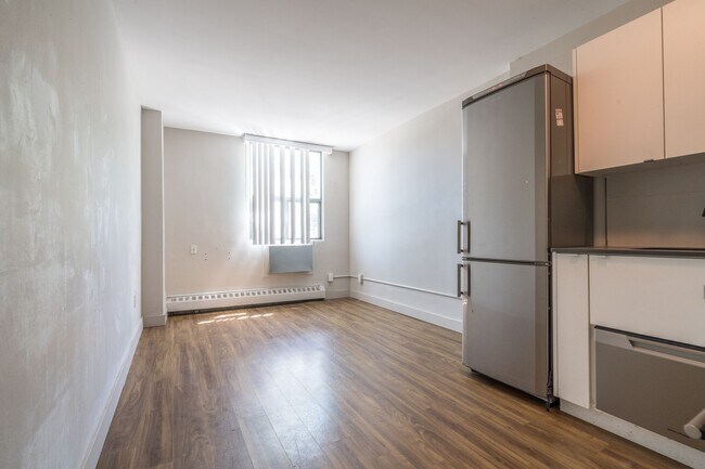 Building Photo - 798 Richmond Street West